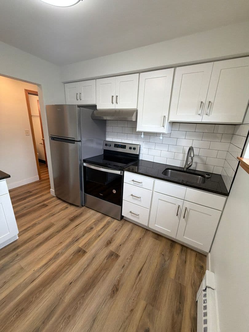 Saint Paul Apartment: 636 Larpenteur Ave W
