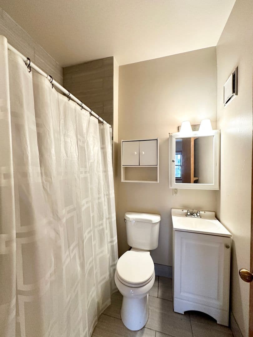 Minneapolis Apartment: 2514 Emerson Ave S.