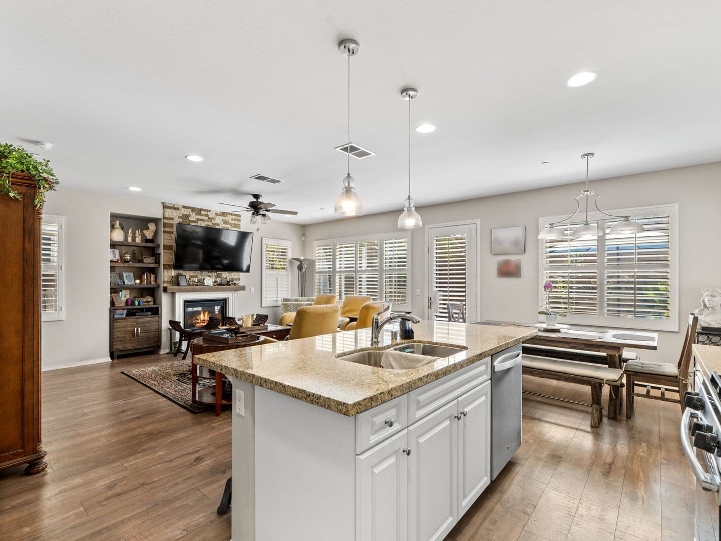 Vista House: 2073 White Alder Ln