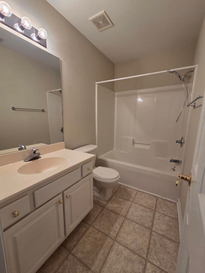 Athens Townhome: 101 Woodlake Drive #406