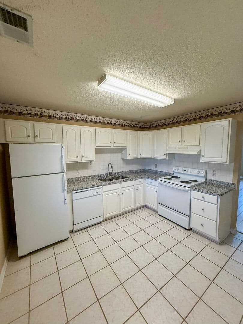 Athens Townhome: 100 Woodstone Dr. # 33