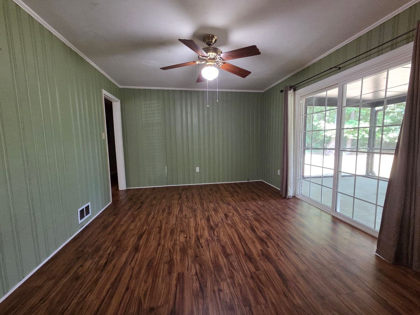 Athens House: 141 College Circle
