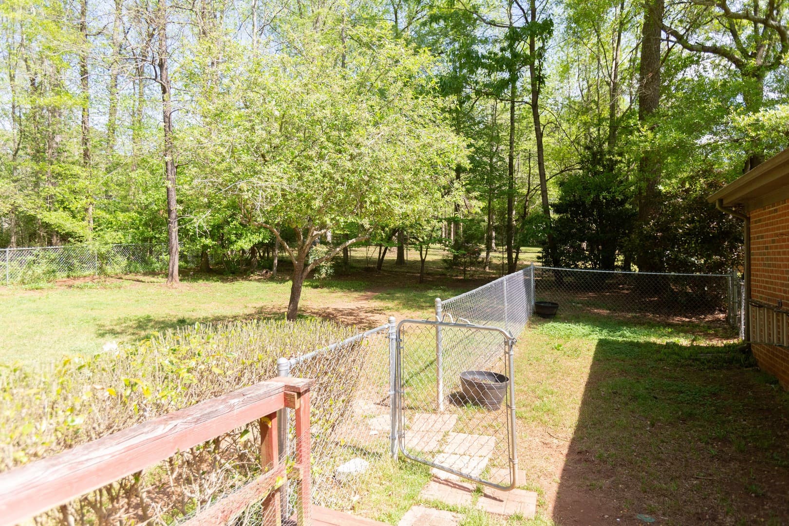 Athens House: 225 Holcomb Dr.