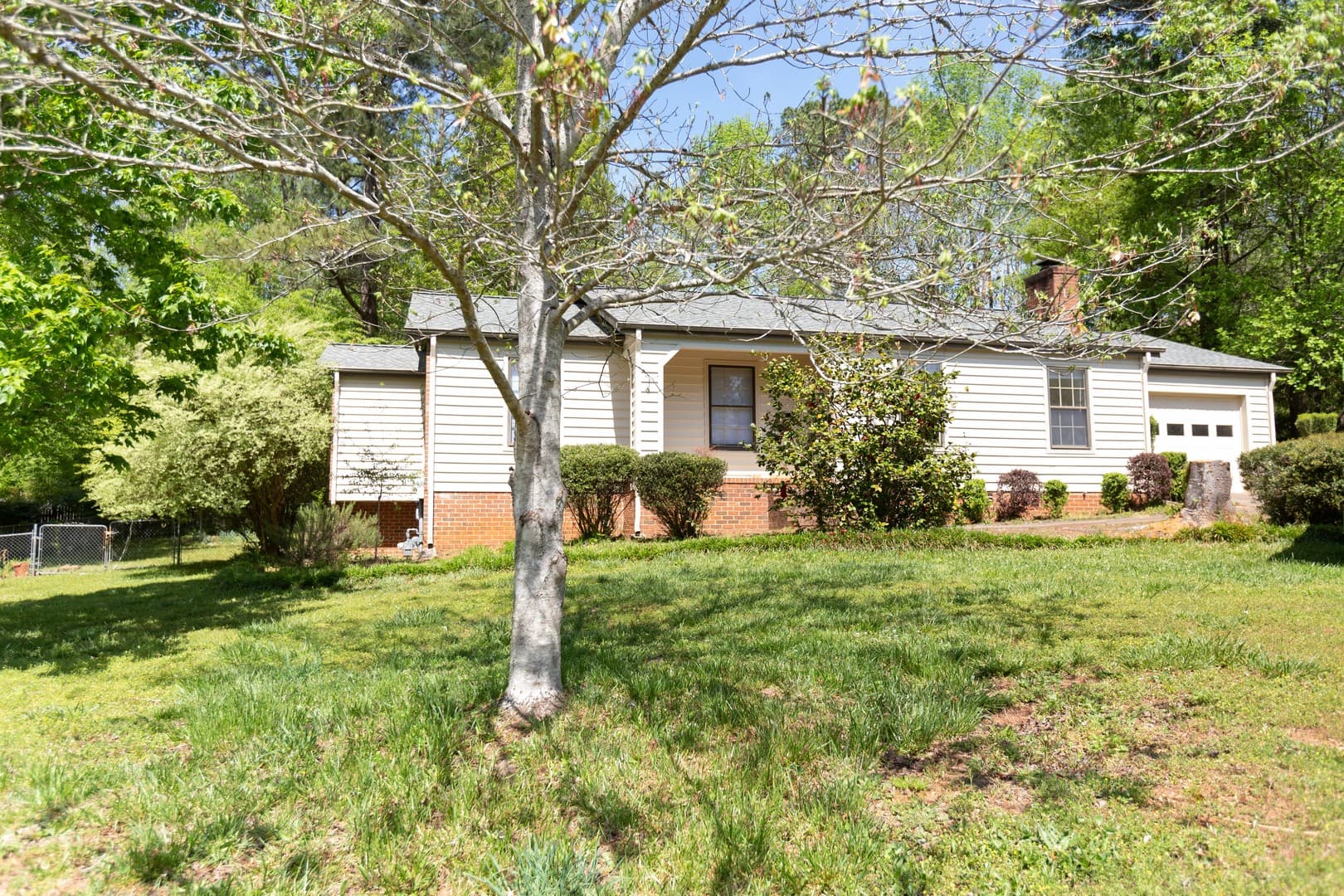 Athens House: 225 Holcomb Dr.