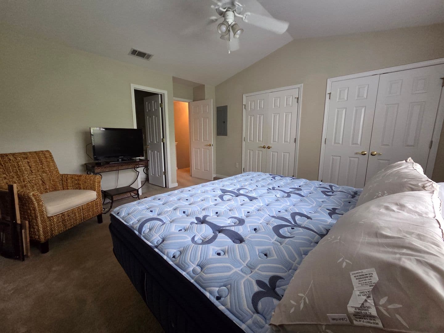 Athens Townhome: 101 Woodlake Drive #406