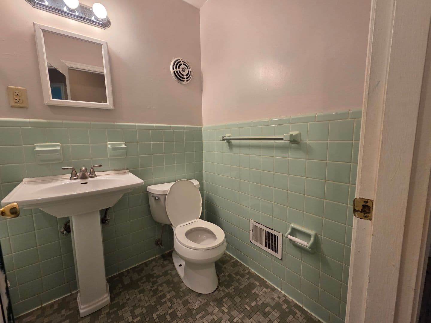 Athens House: 141 College Circle