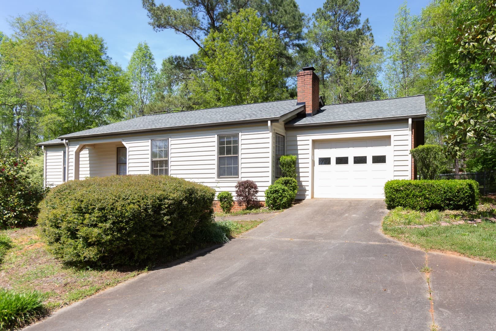 Athens House: 225 Holcomb Dr.
