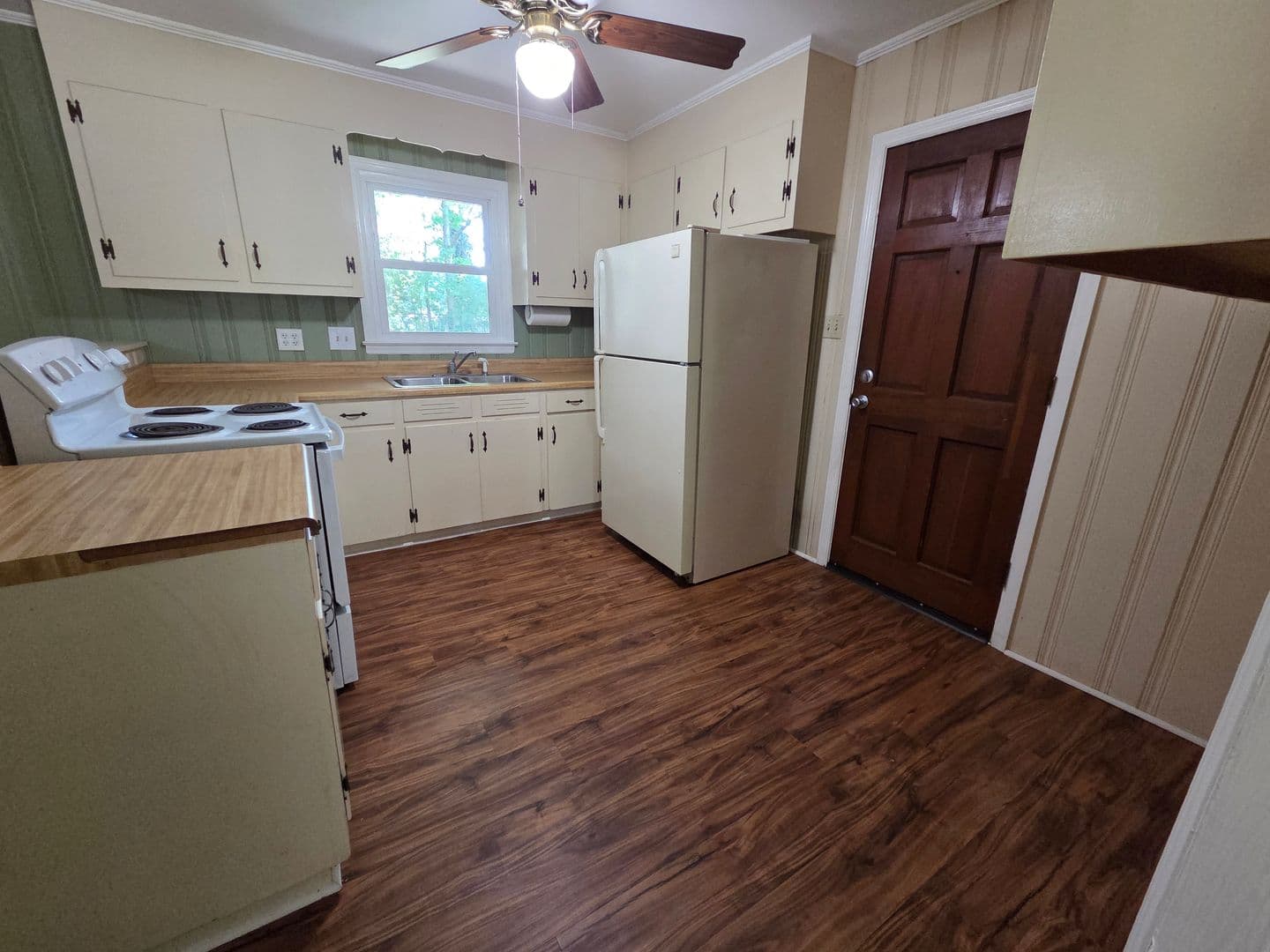 Athens House: 141 College Circle