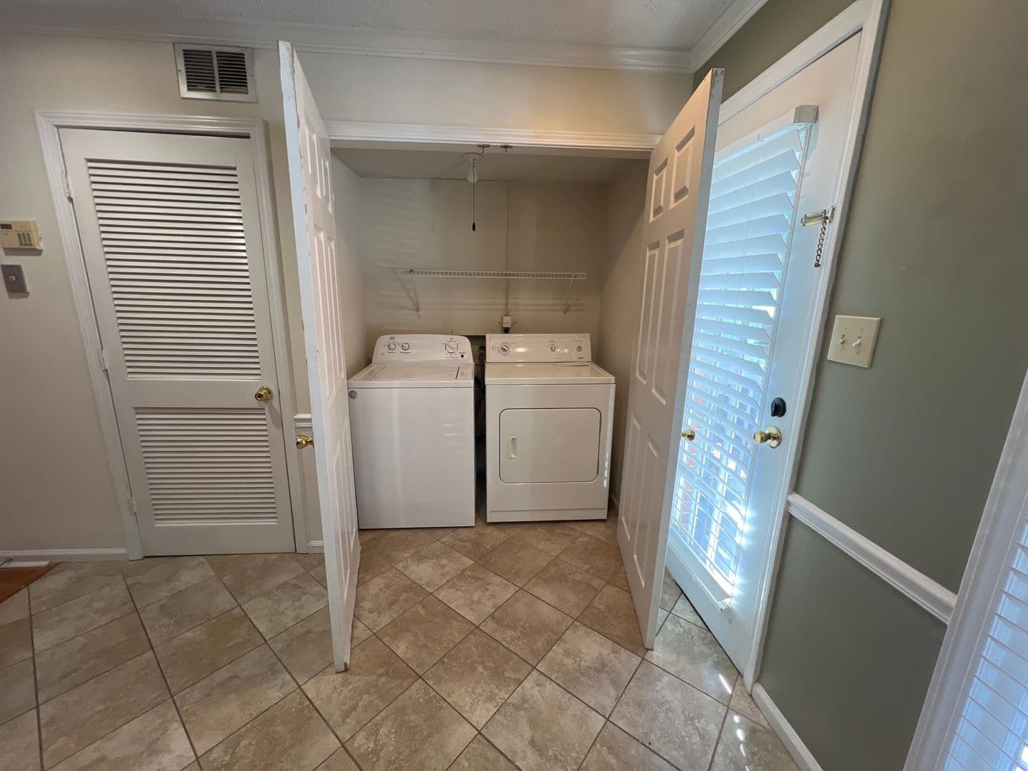 Athens Condo: 935 Baxter Street #15