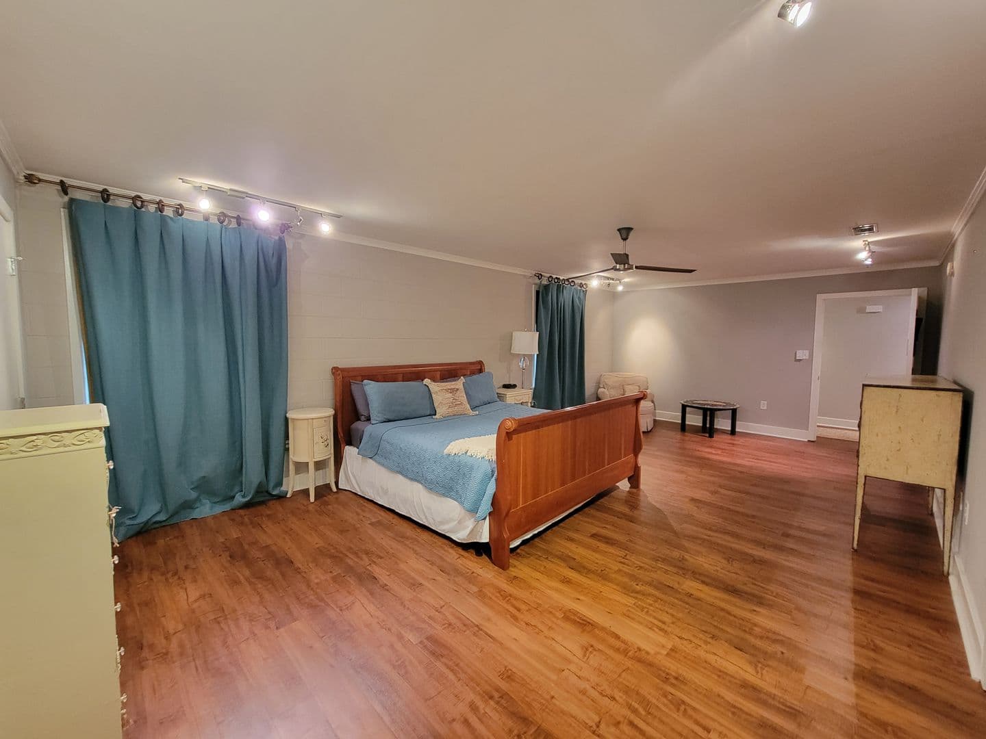 Athens House: 125 Boulevard