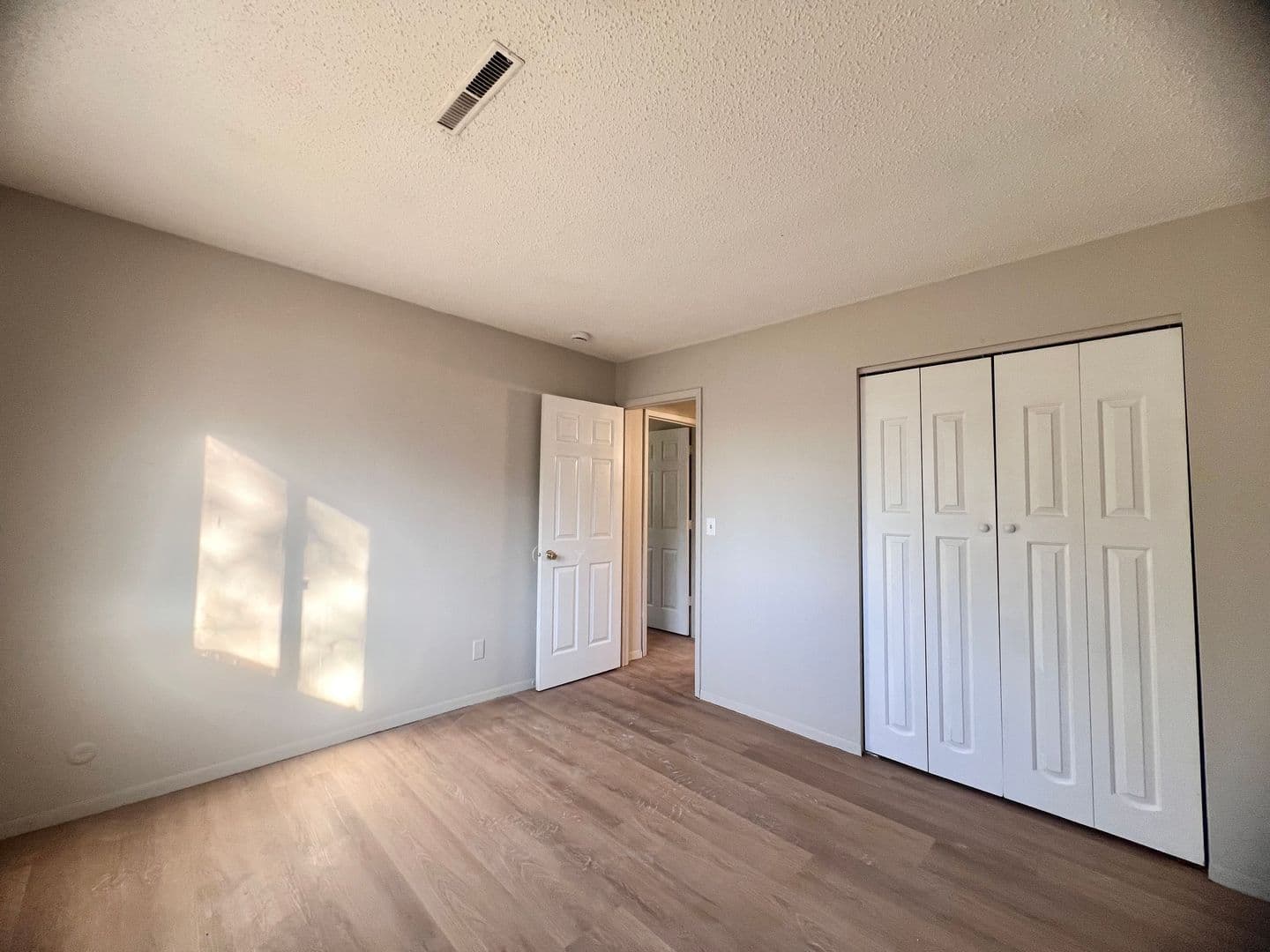 Davenport Apartment: 2134 E Locust St