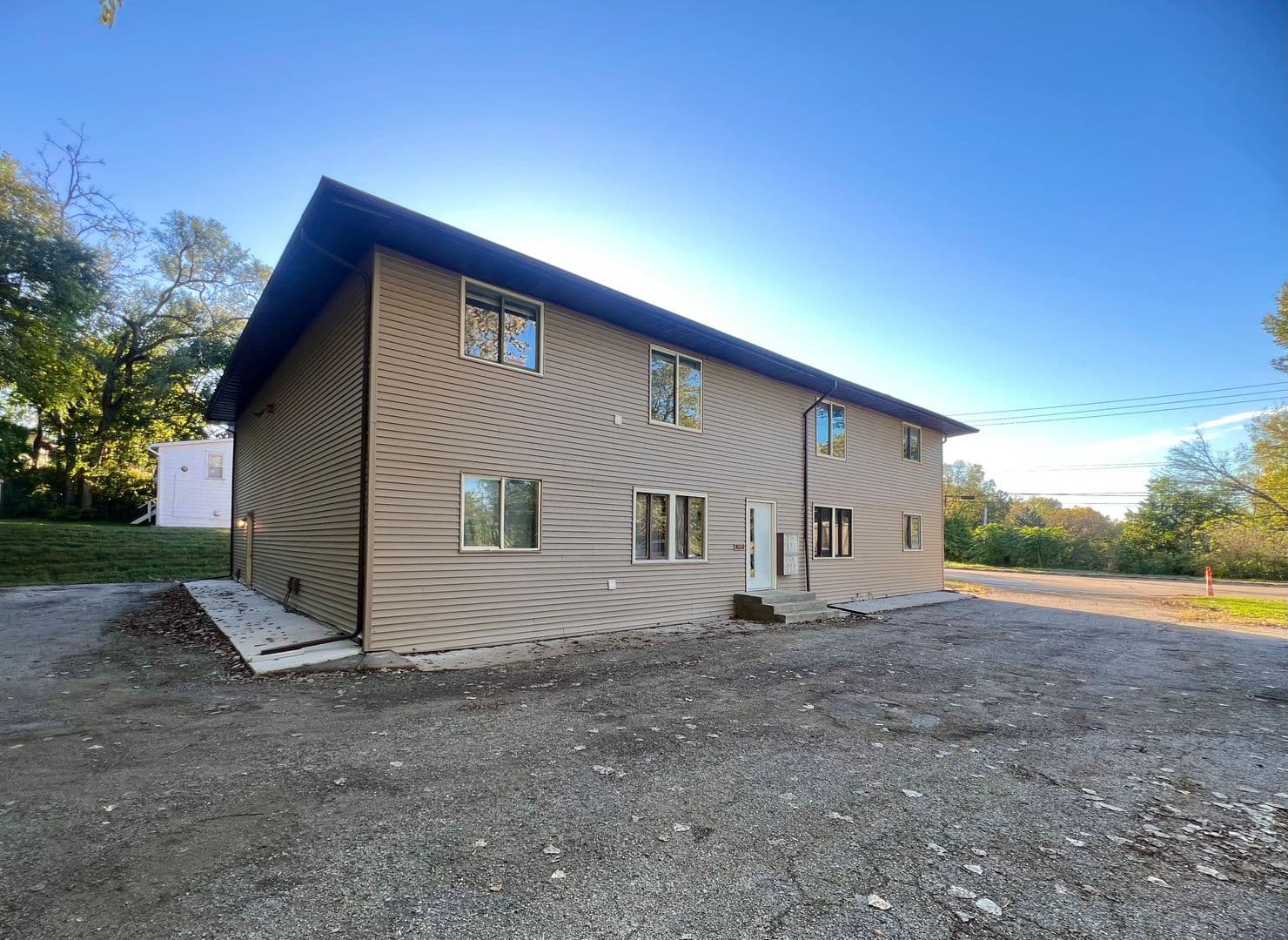 Davenport Apartment: 2134 E Locust St