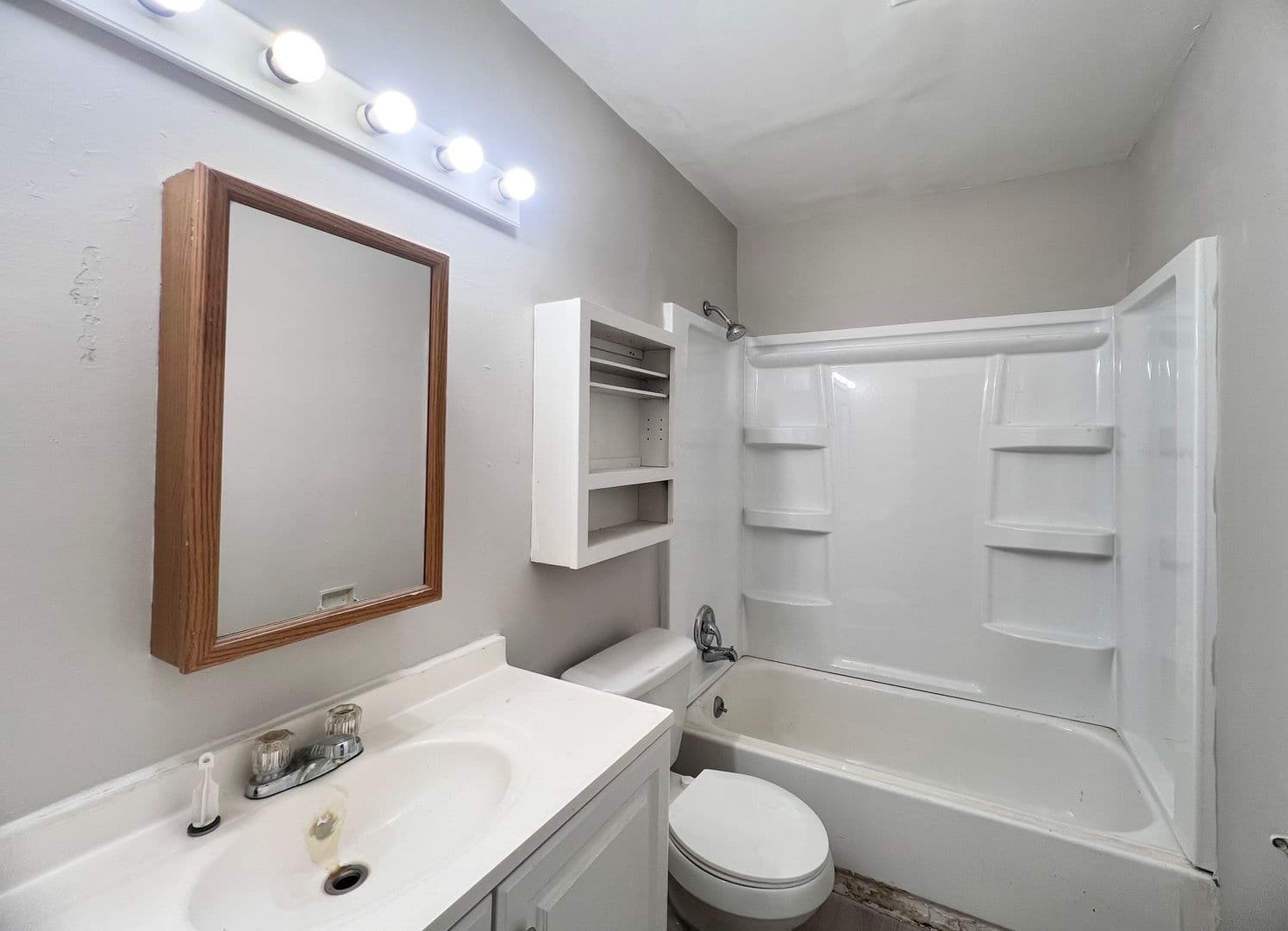 Davenport Apartment: 2134 E Locust St