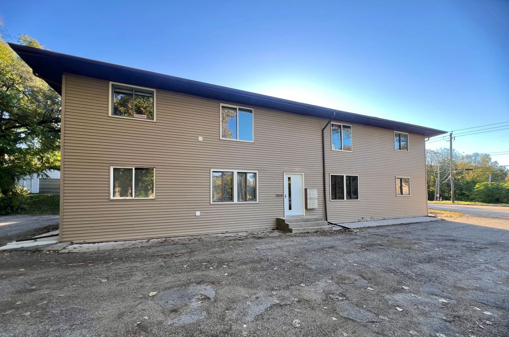 Davenport Apartment: 2134 E Locust St