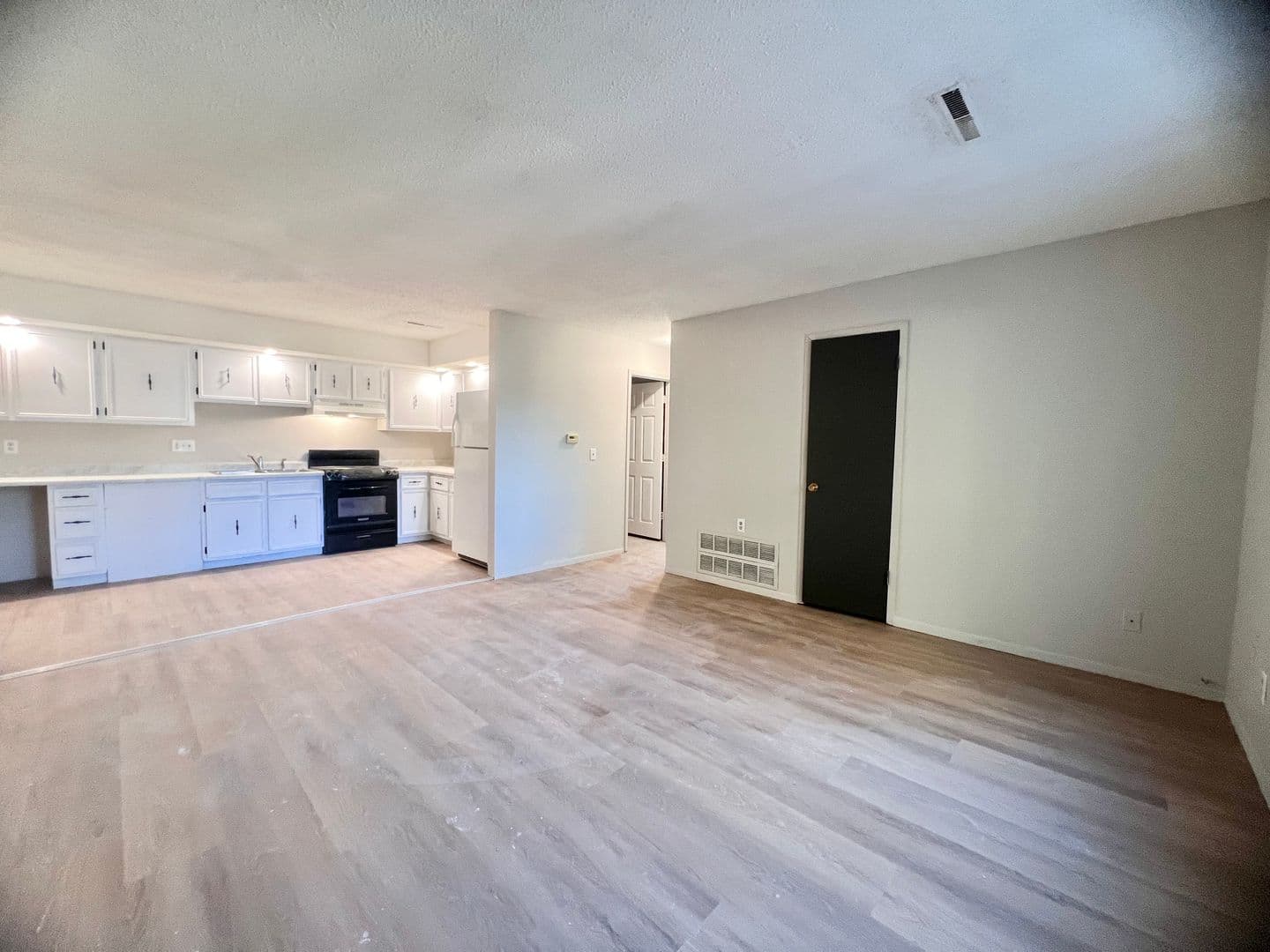 Davenport Apartment: 2134 E Locust St