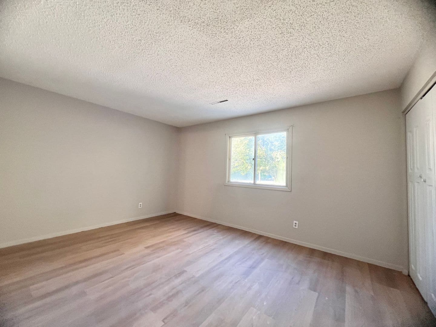 Davenport Apartment: 2134 E Locust St