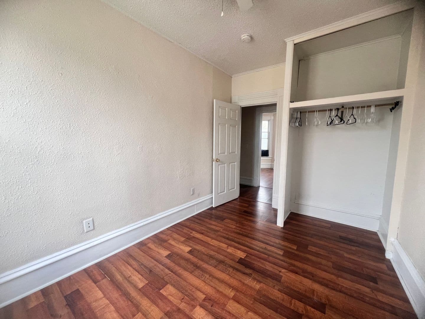 Clinton Apartment: 556 9th Ave S