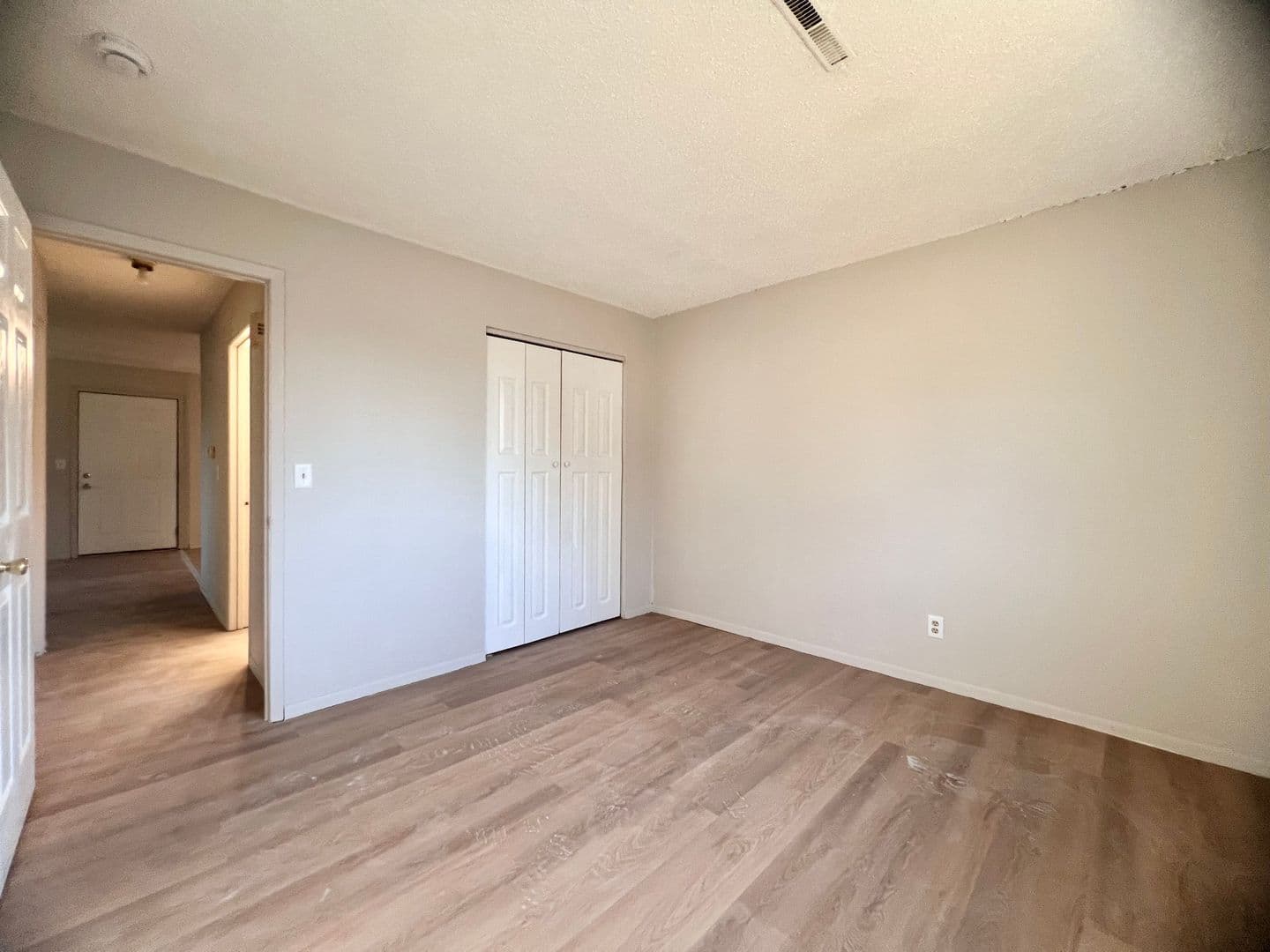 Davenport Apartment: 2134 E Locust St