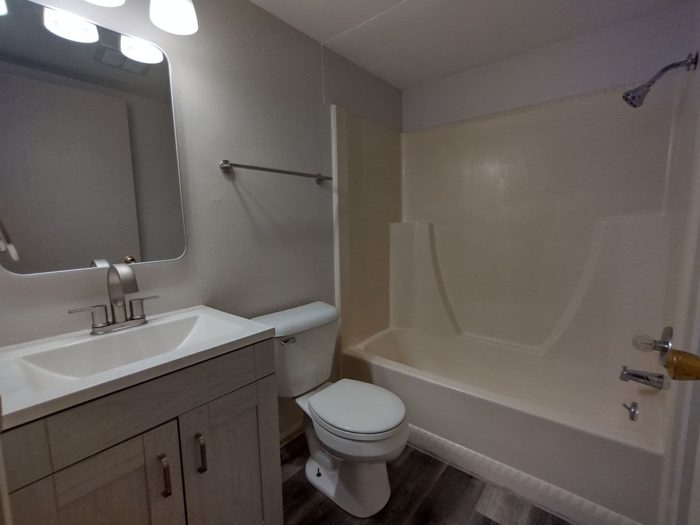 Menasha Apartment: 988 Third Street