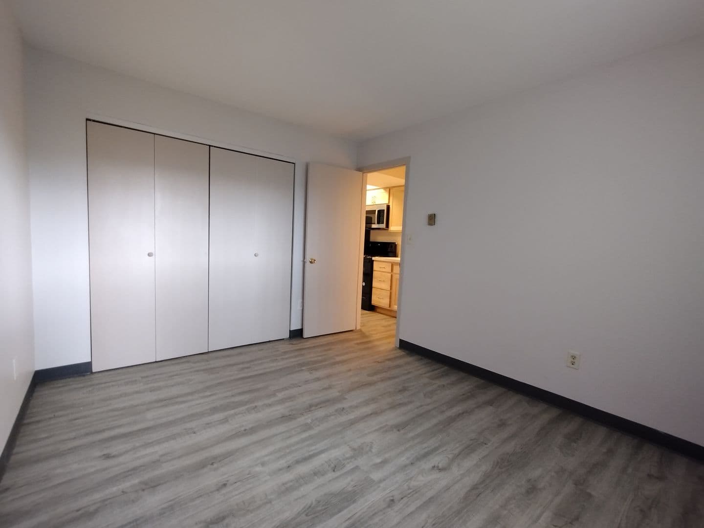 Menasha Apartment: 988 Third Street