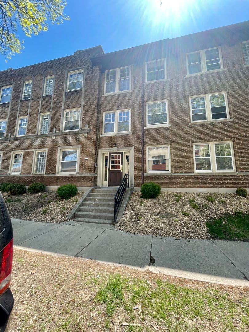 Milwaukee Apartment: 1827 E Park Pl