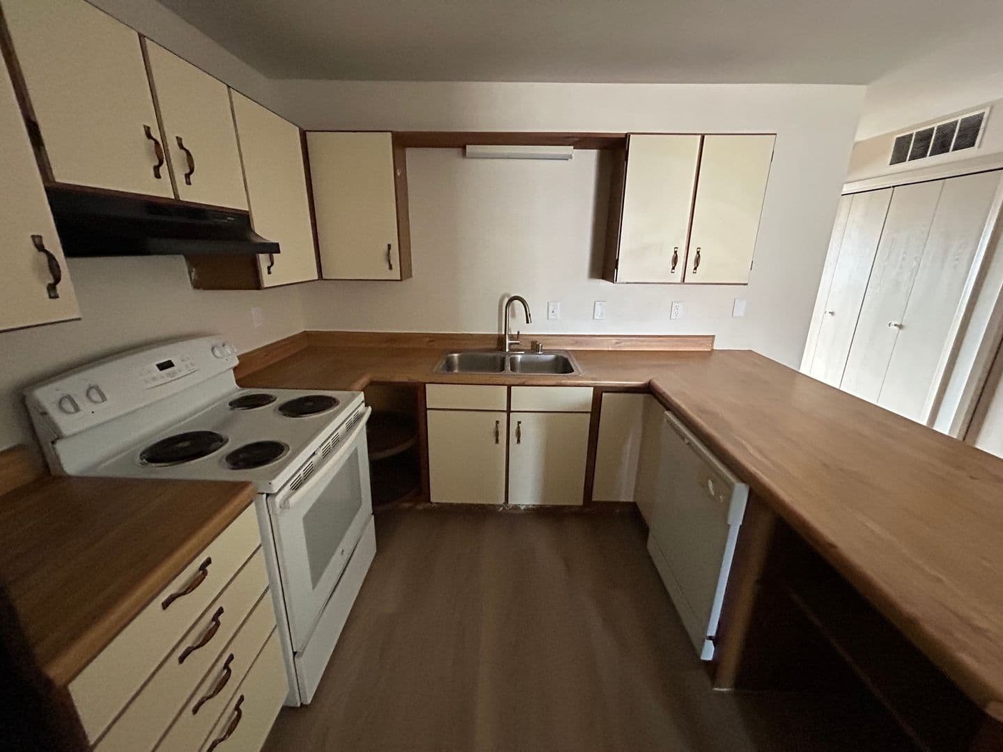 Appleton Apartment: 25 Bluemound Ct