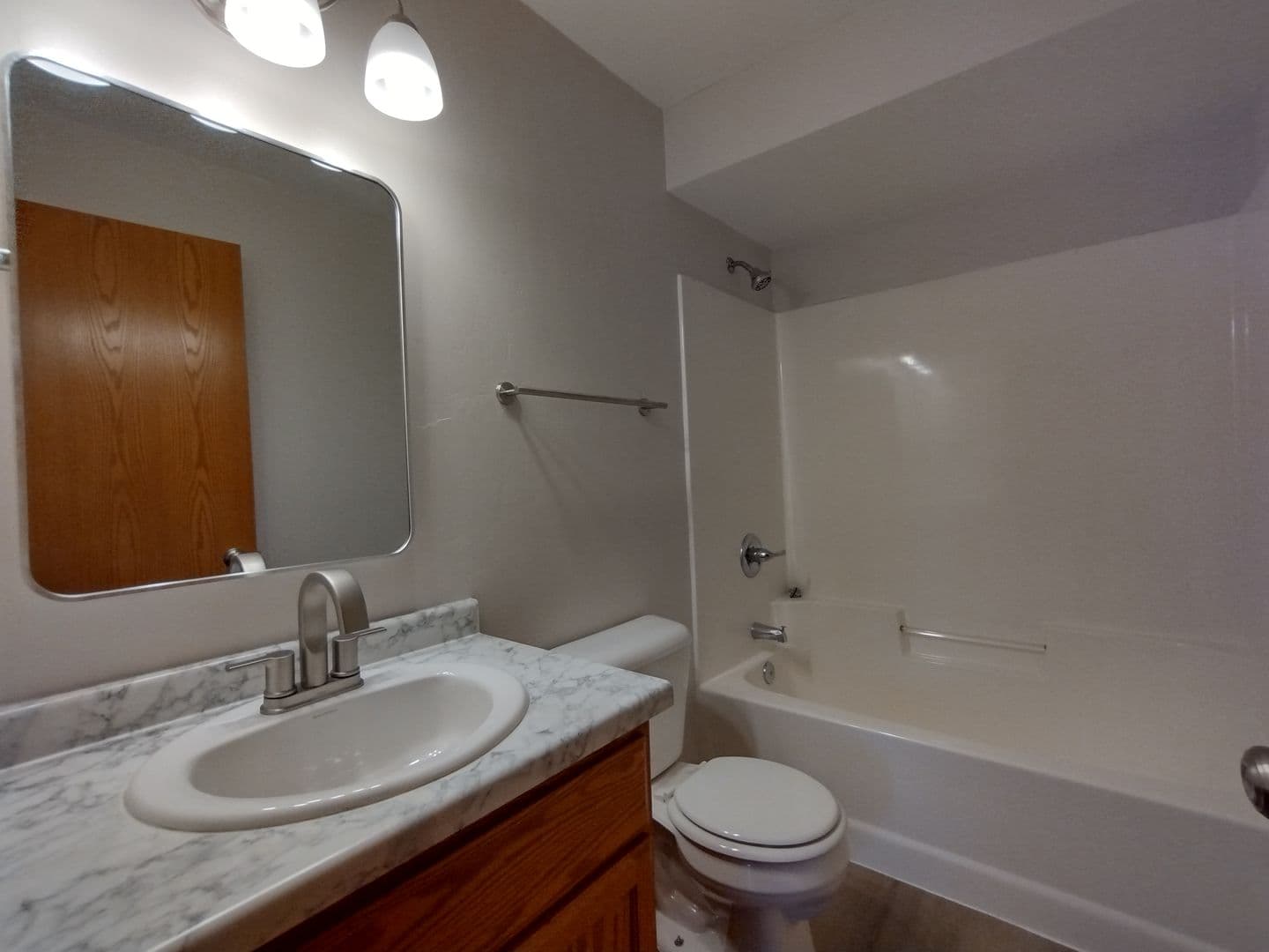 Menasha Apartment: 992 Third Street