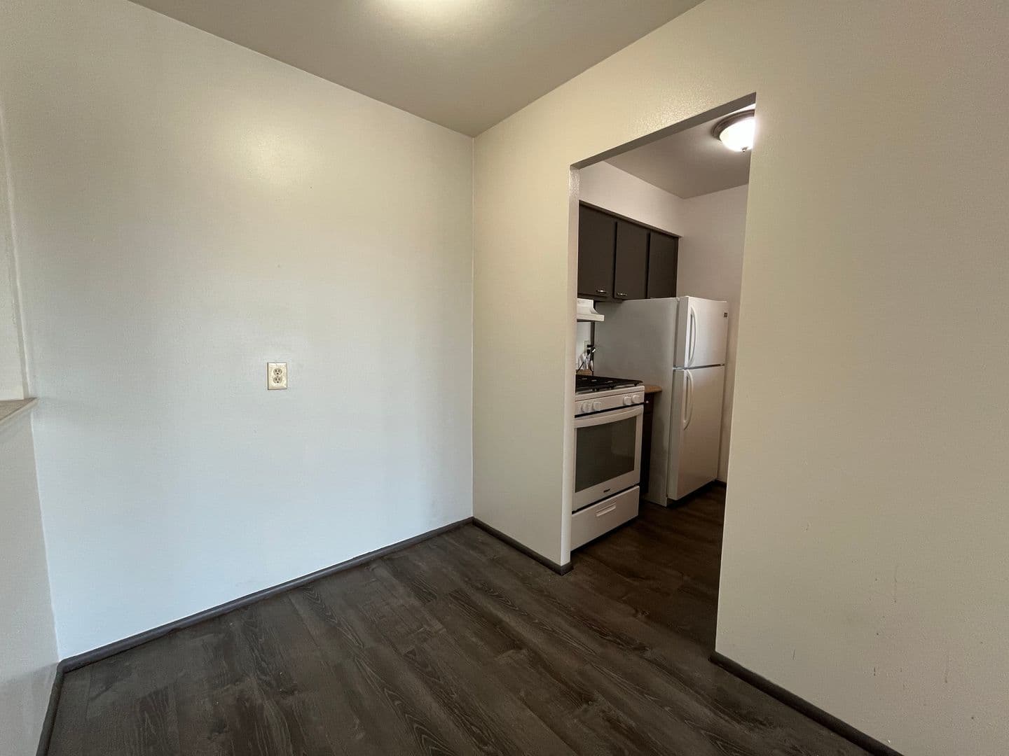 West Allis Apartment: 2821 S 106th St