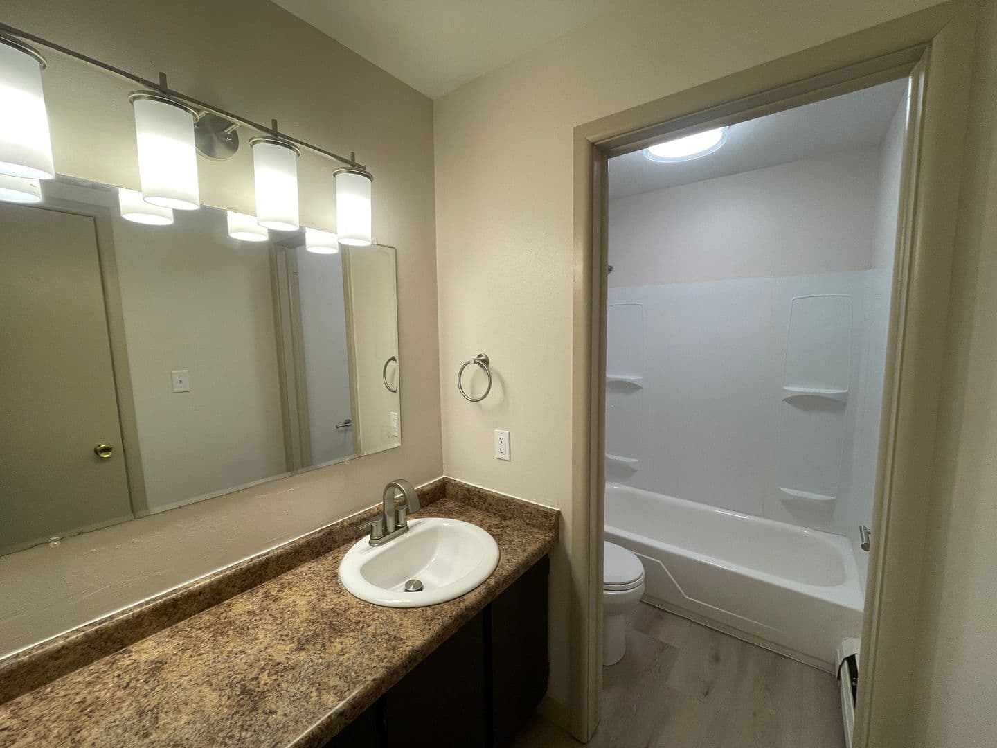Green Bay Apartment: 111 S Platten St