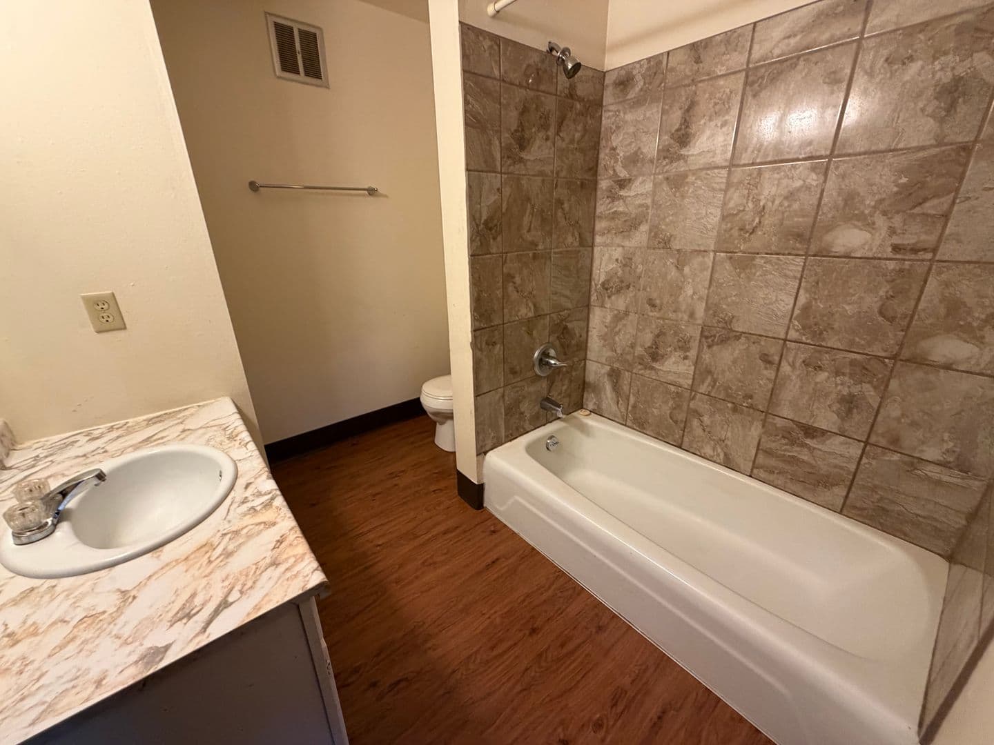 Green Bay Apartment: 127 S Platten St