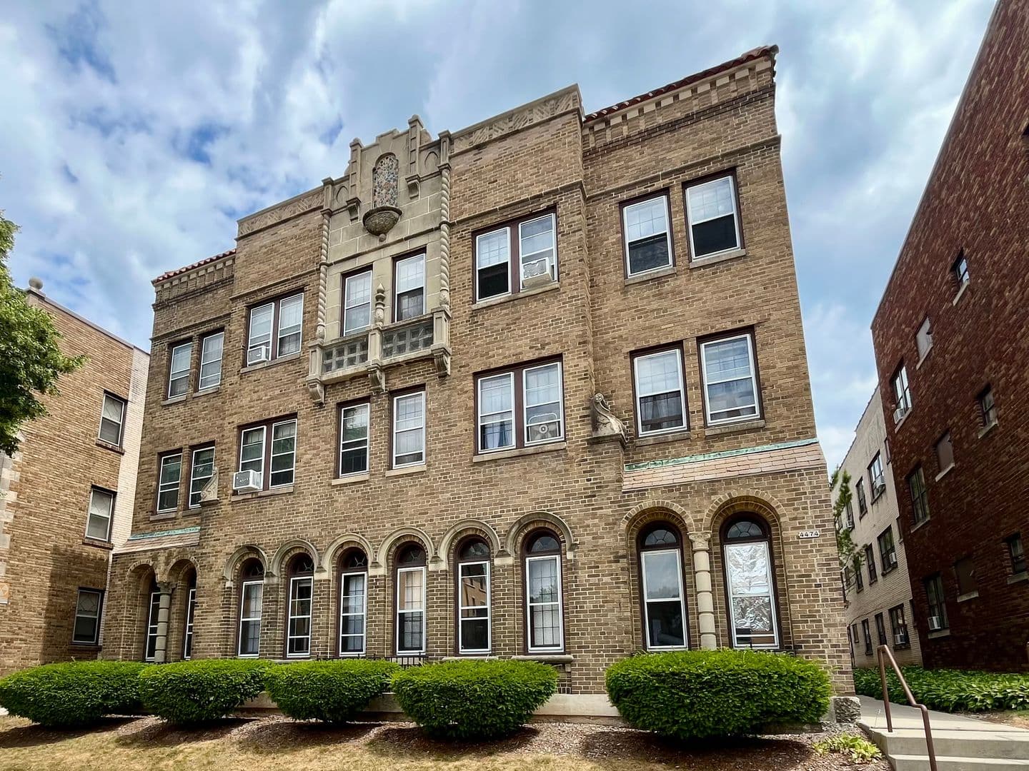 Shorewood Apartment: 4474 N Oakland Ave