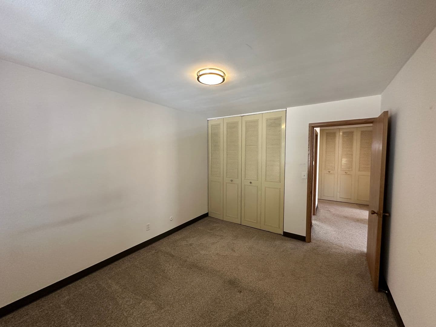 Milwaukee Apartment: 2555 N Farwell Ave