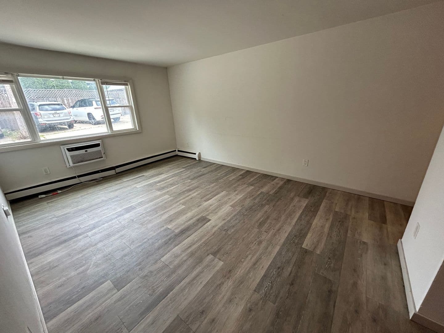 Milwaukee Apartment: 2867 S. Kinnickinnic Ave.