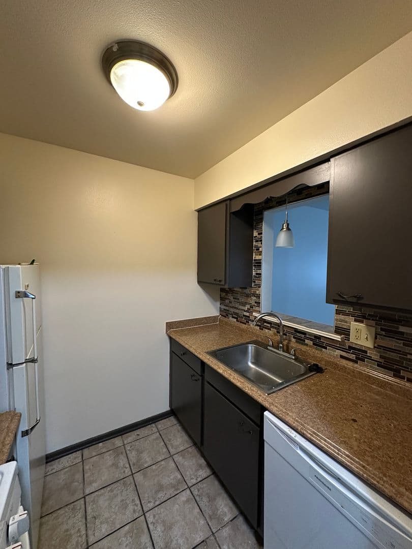 West Allis Apartment: 10628  W Dakota St.