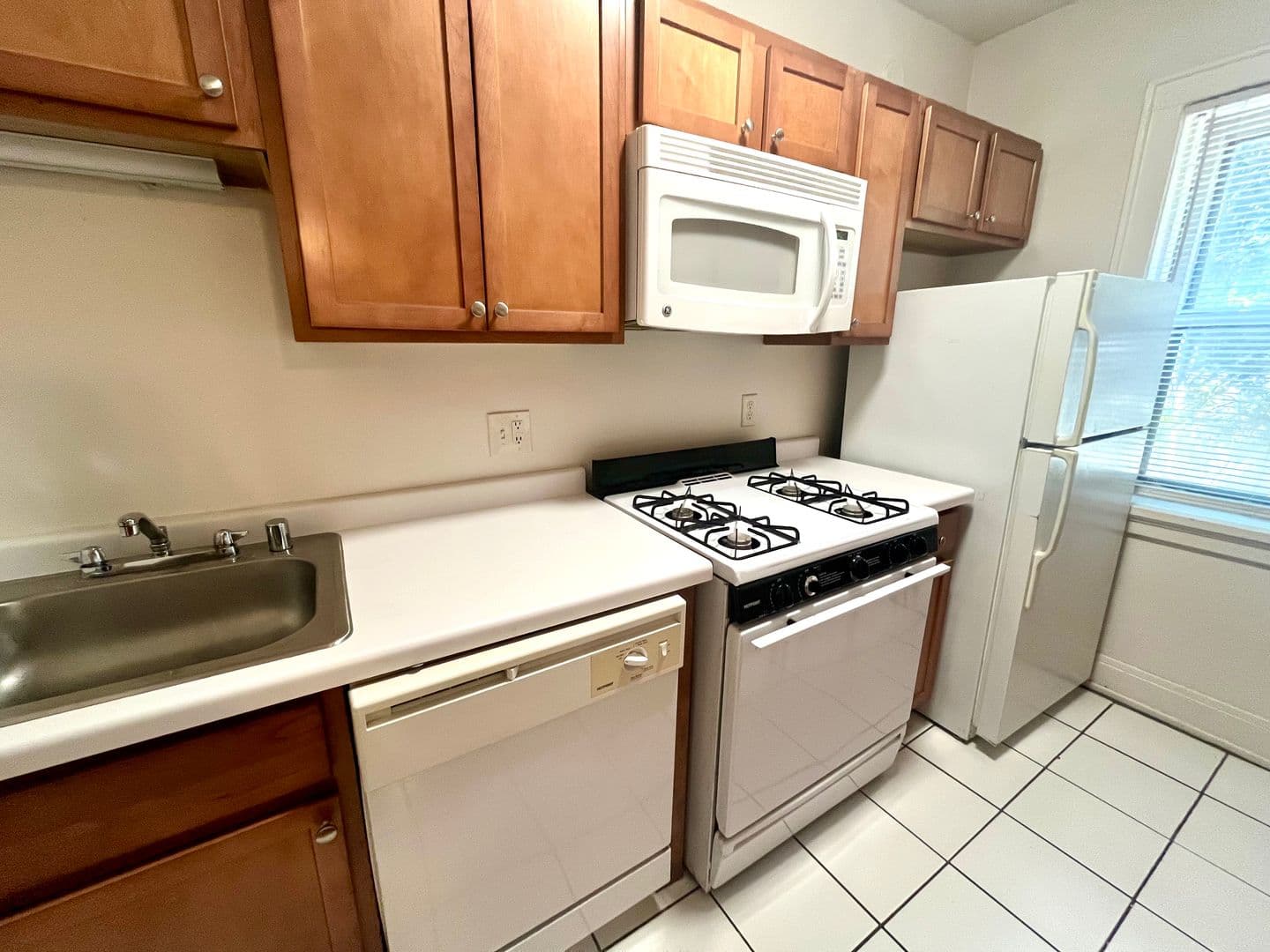 Shorewood Apartment: 1806 E Kenmore Pl
