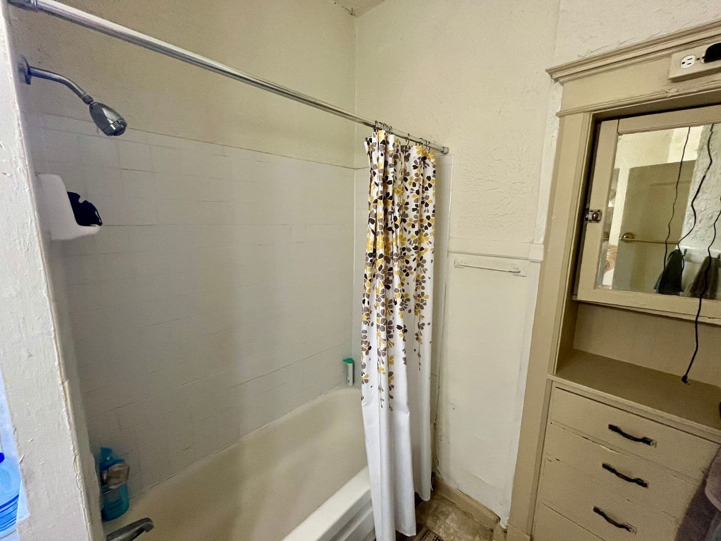 Milwaukee Apartment: 2320 E Belleview Pl.