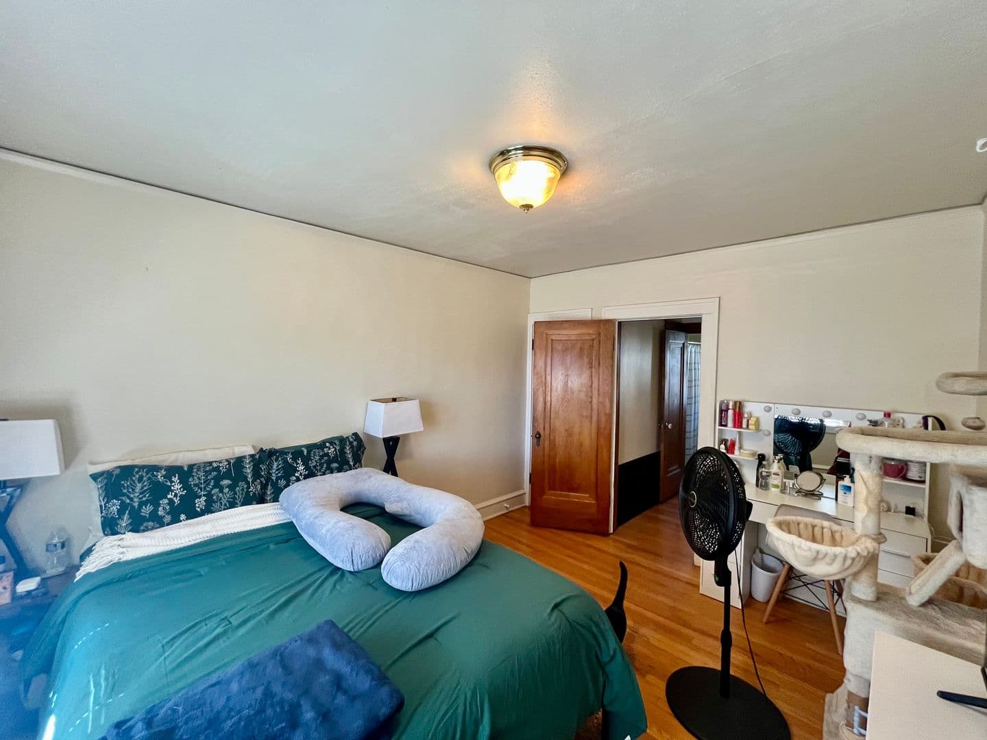 Shorewood Apartment: 1800-1808 E Olive St