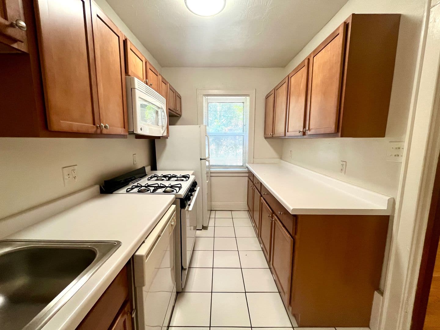 Shorewood Apartment: 1806 E Kenmore Pl