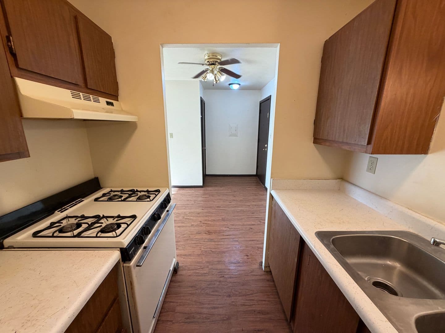 Green Bay Apartment: 111 S Platten St