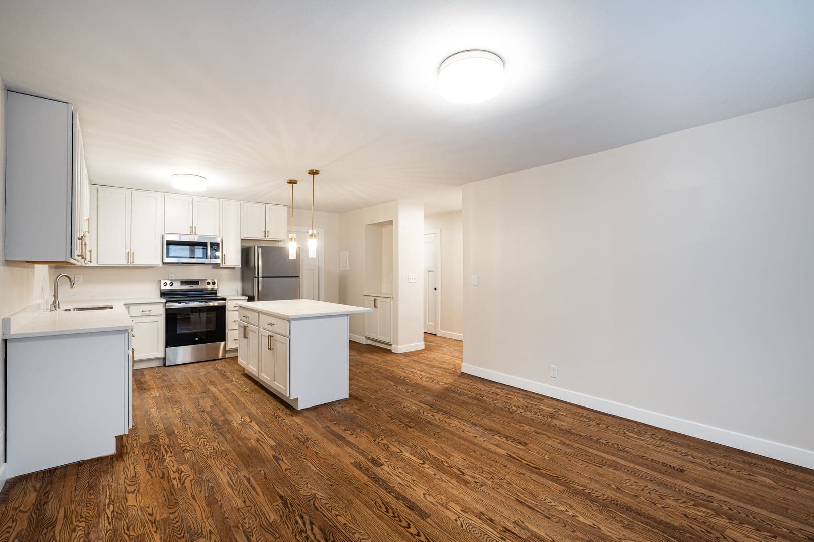 Milwaukee Apartment: 2600 E Kenwood Blvd
