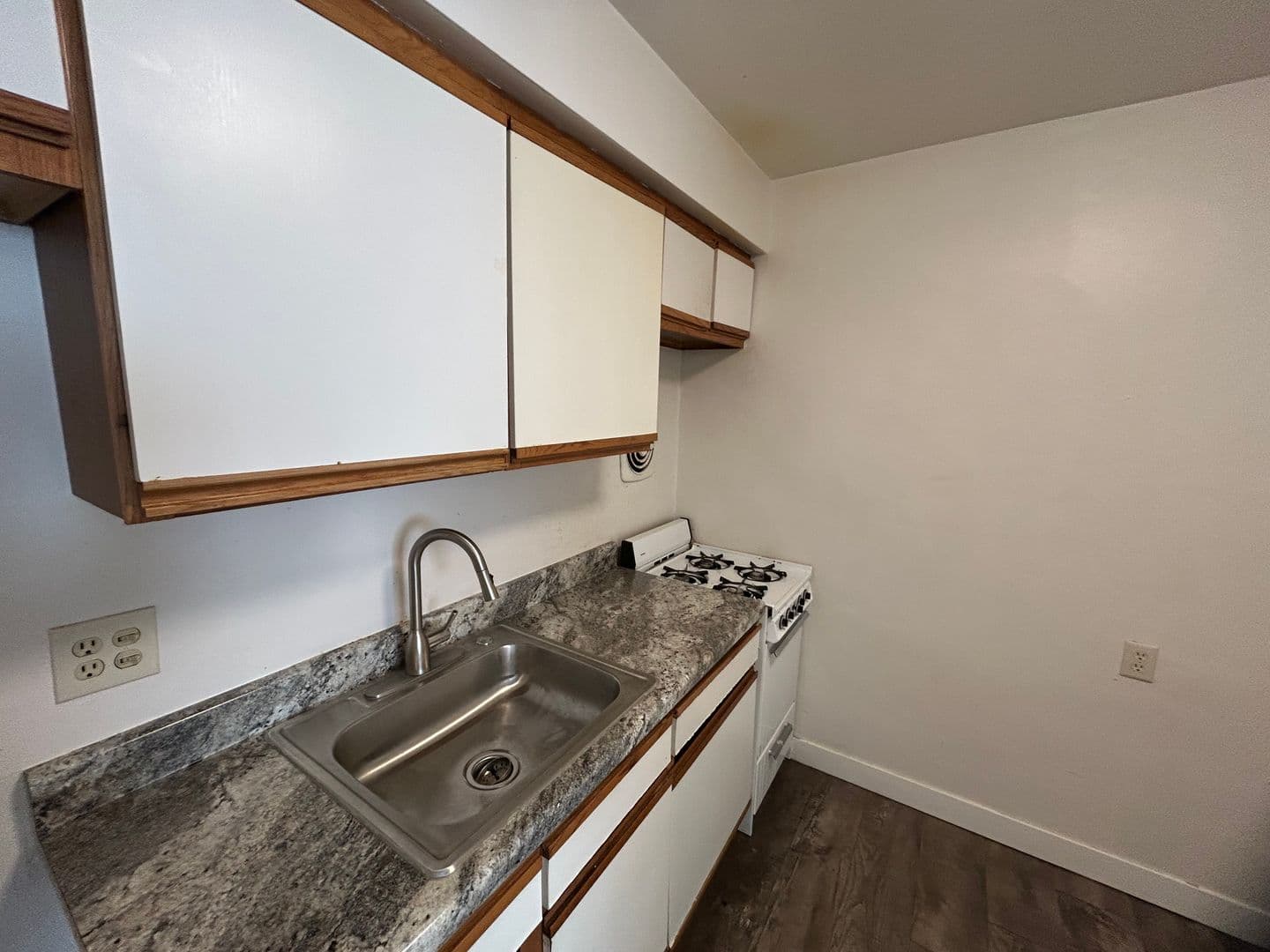 Milwaukee Apartment: 2555 N Farwell Ave