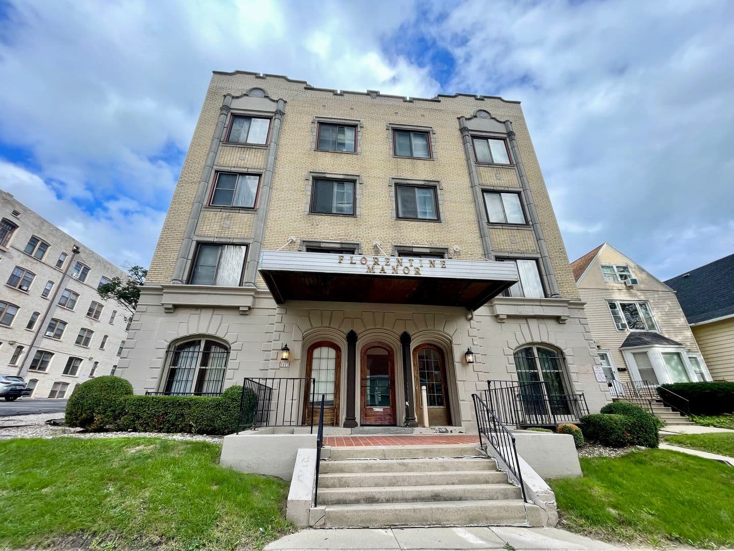 Milwaukee Apartment: 2027 N Prospect