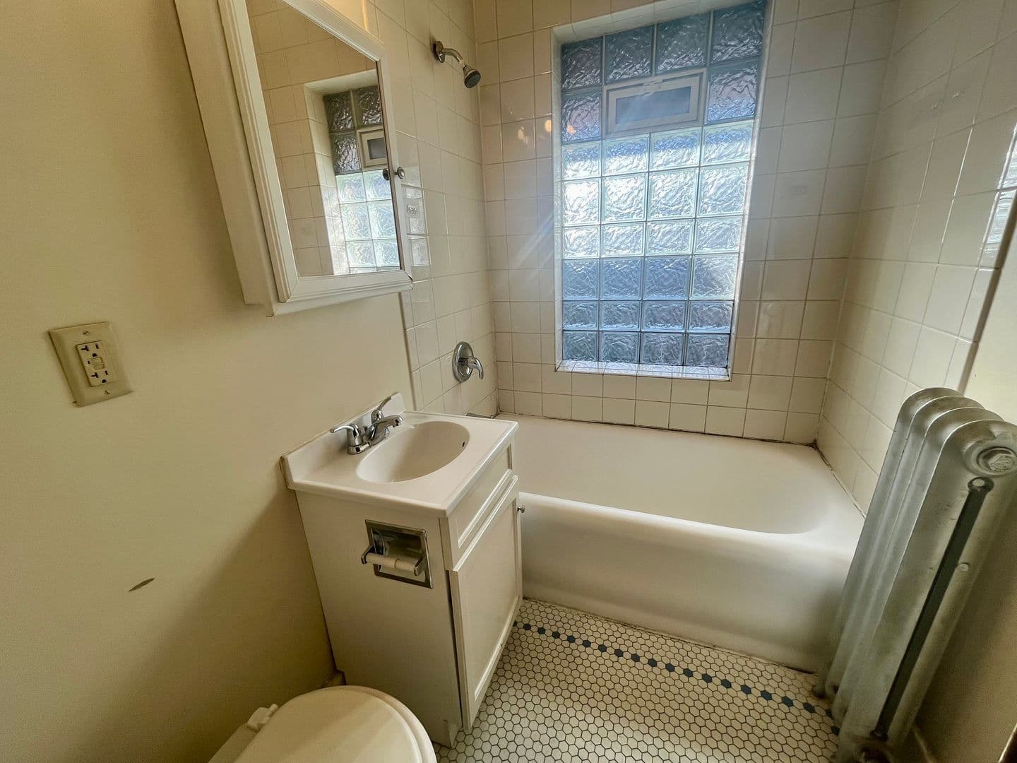 Milwaukee Apartment: 1827 E Park Pl