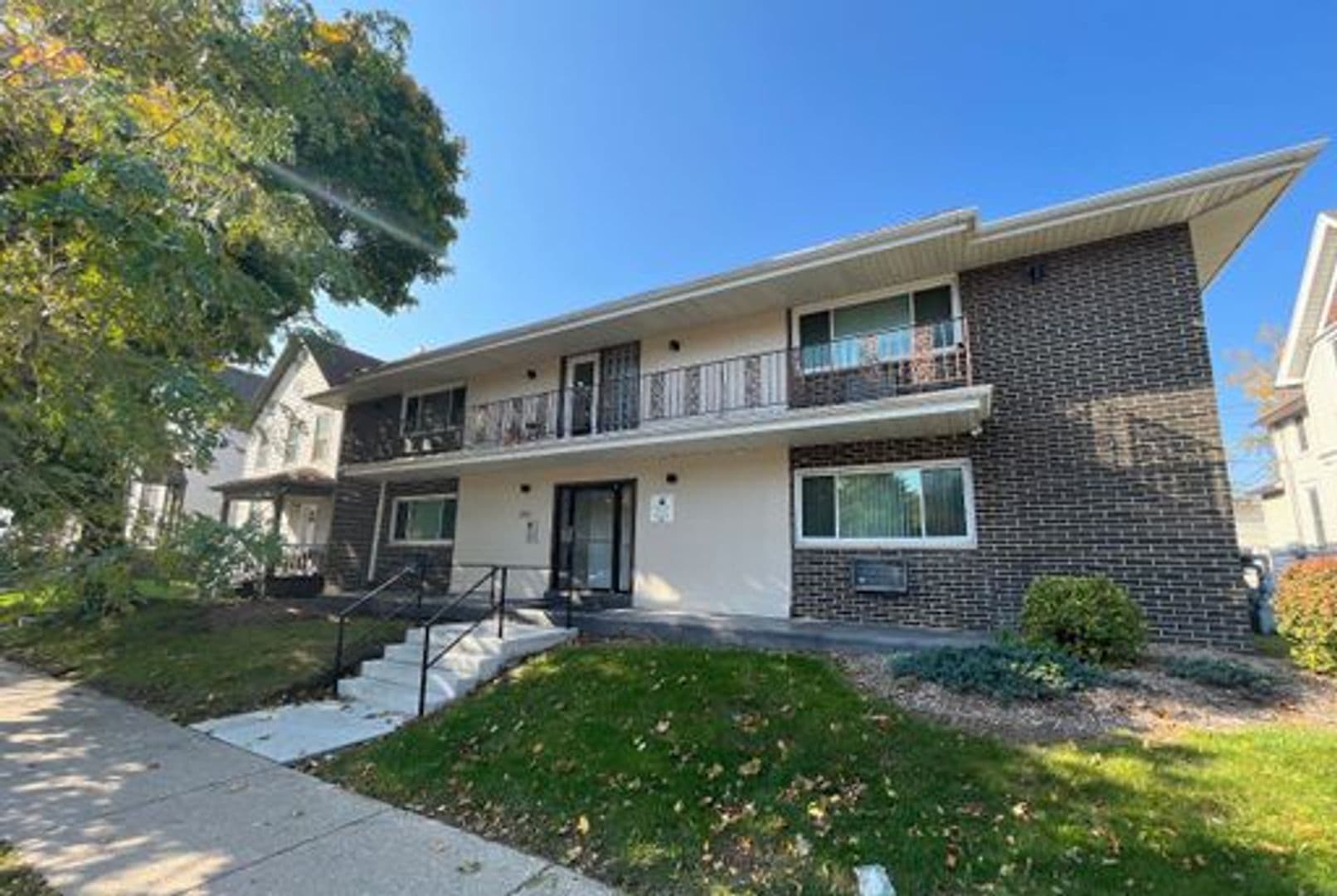 Milwaukee Apartment: 2425 N Oakland Ave