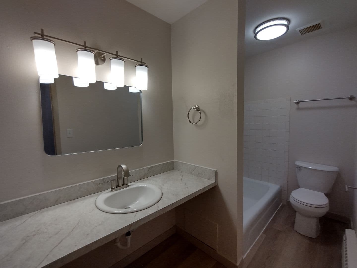 Green Bay Apartment: 1686 Shawano Ave