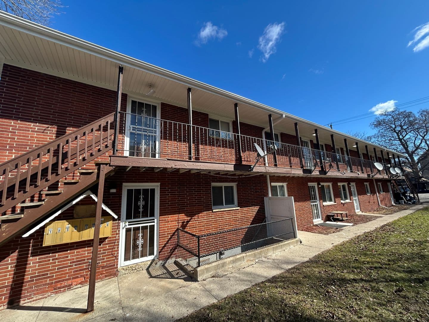 Milwaukee Apartment: 1422 S 7th St
