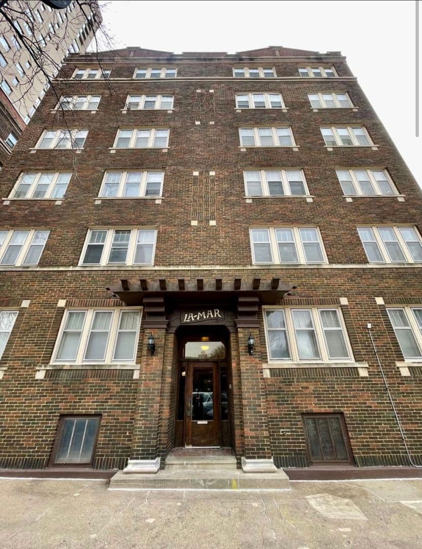 Milwaukee Apartment: 903 E Kilbourn Ave