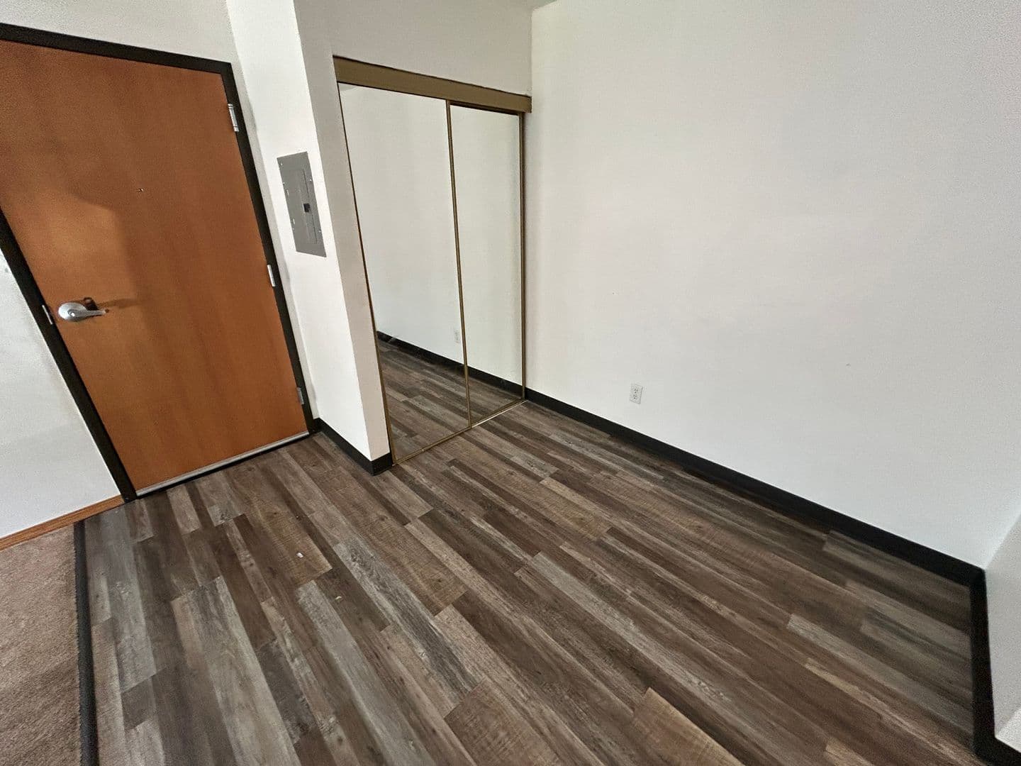 Menasha Apartment: 992 Third Street