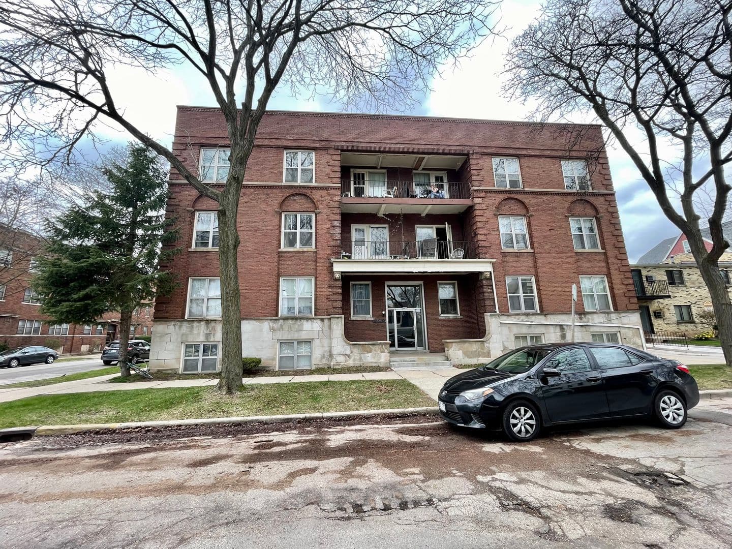 Milwaukee Apartment: 2320 E Belleview Pl.