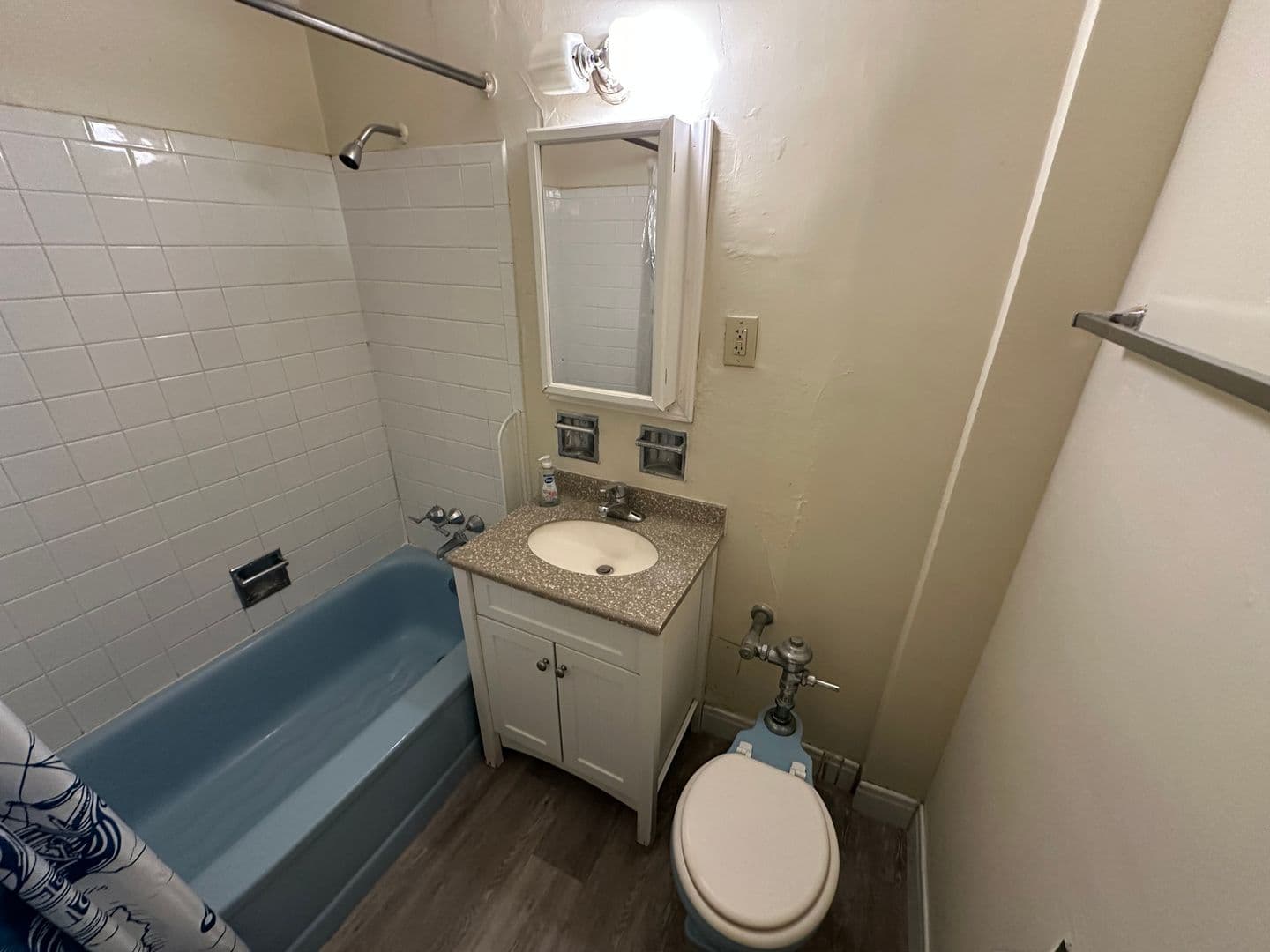 Milwaukee Apartment: 1029 E Knapp St